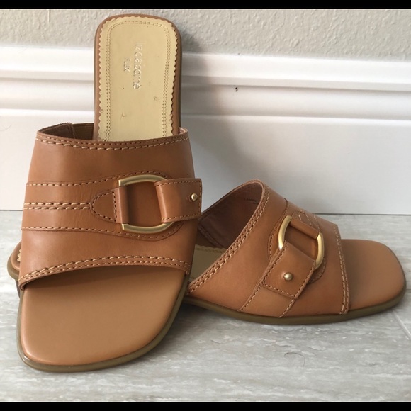 Liz Claiborne Shoes - ⭐️Liz Claiborne slip on sandals⭐️